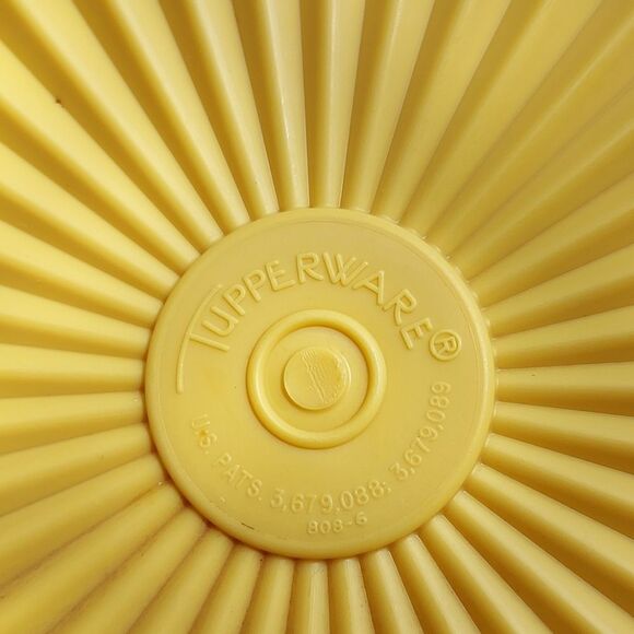 Vintage Pair Tupperware Bowls with lids - Picture 5 of 5